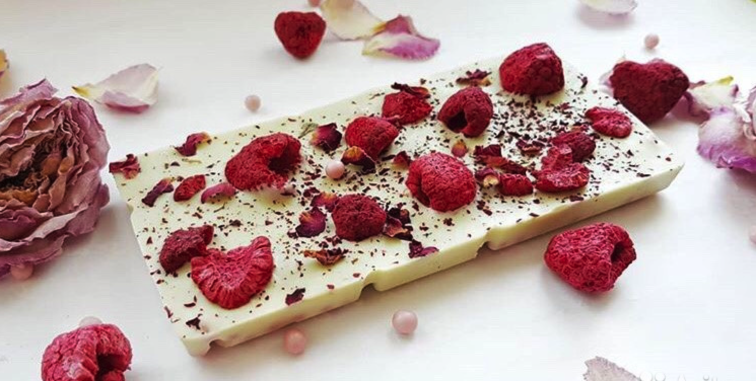 Шоколад белый с малиной